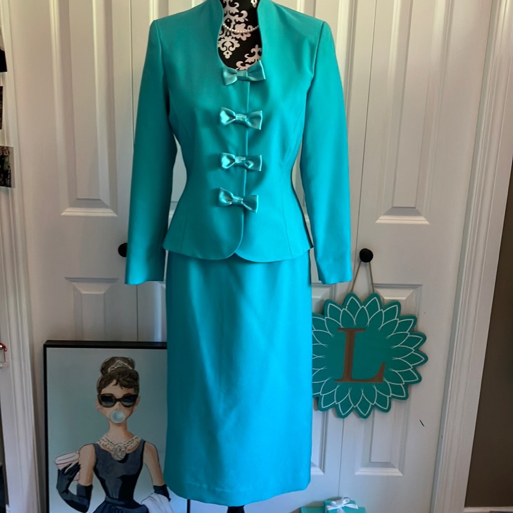 🦩Vintage 🦩teal chiffon key hole necklined jacket & pencil skirt. 😱So fabulous